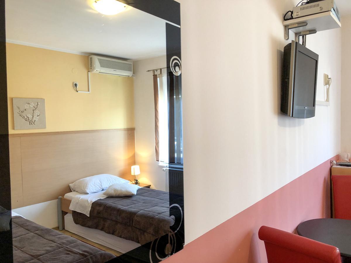 Smjestaj Natalija Otel Ösek Dış mekan fotoğraf
